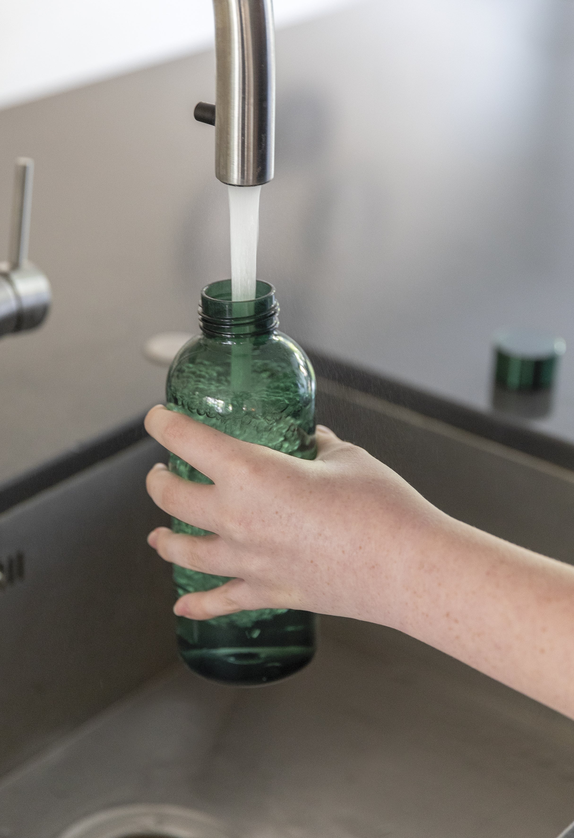 Garrafa de água à prova de fugas com tampa metálica - 620ml