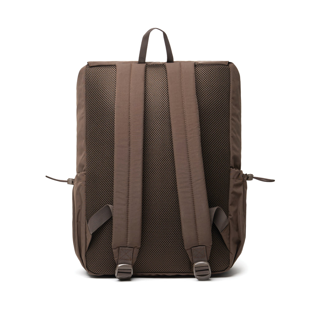 Mochila KENTO URBAN RCS para uso diário, fabricada em nylon reciclado.