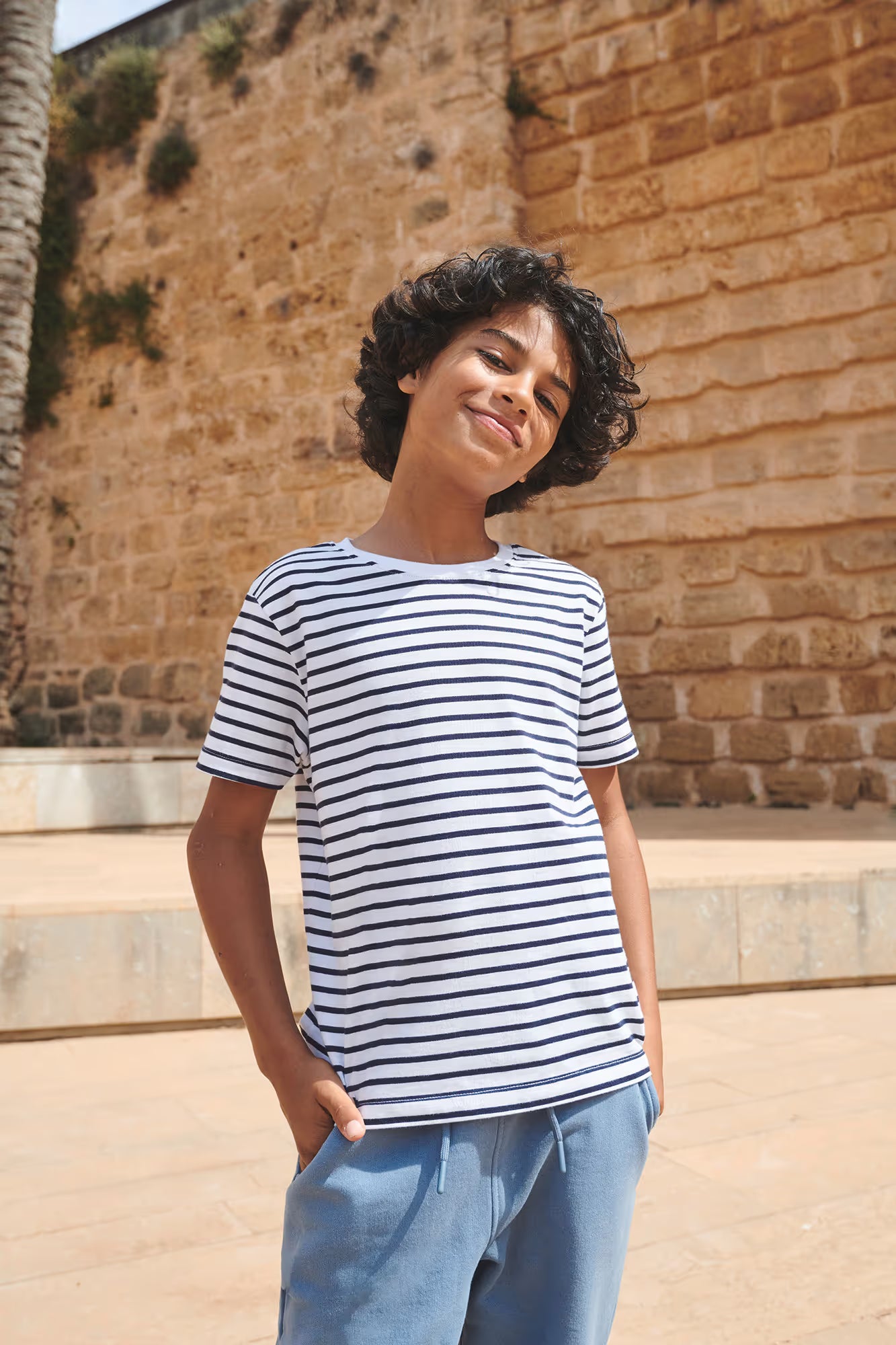 T-shirt de criança às riscas