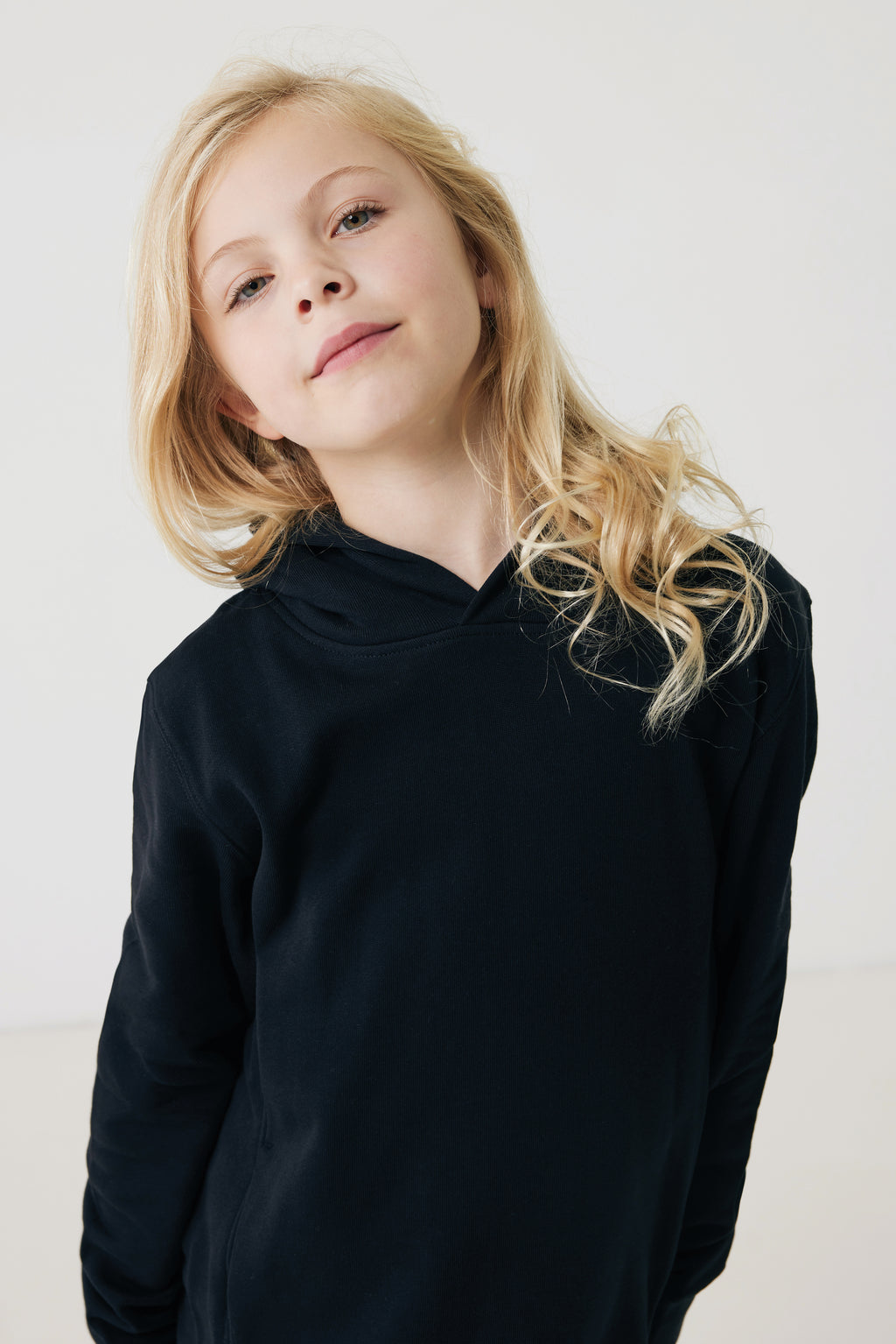 Sweatshirt de criança em algodão reciclado com bolsos laterais.