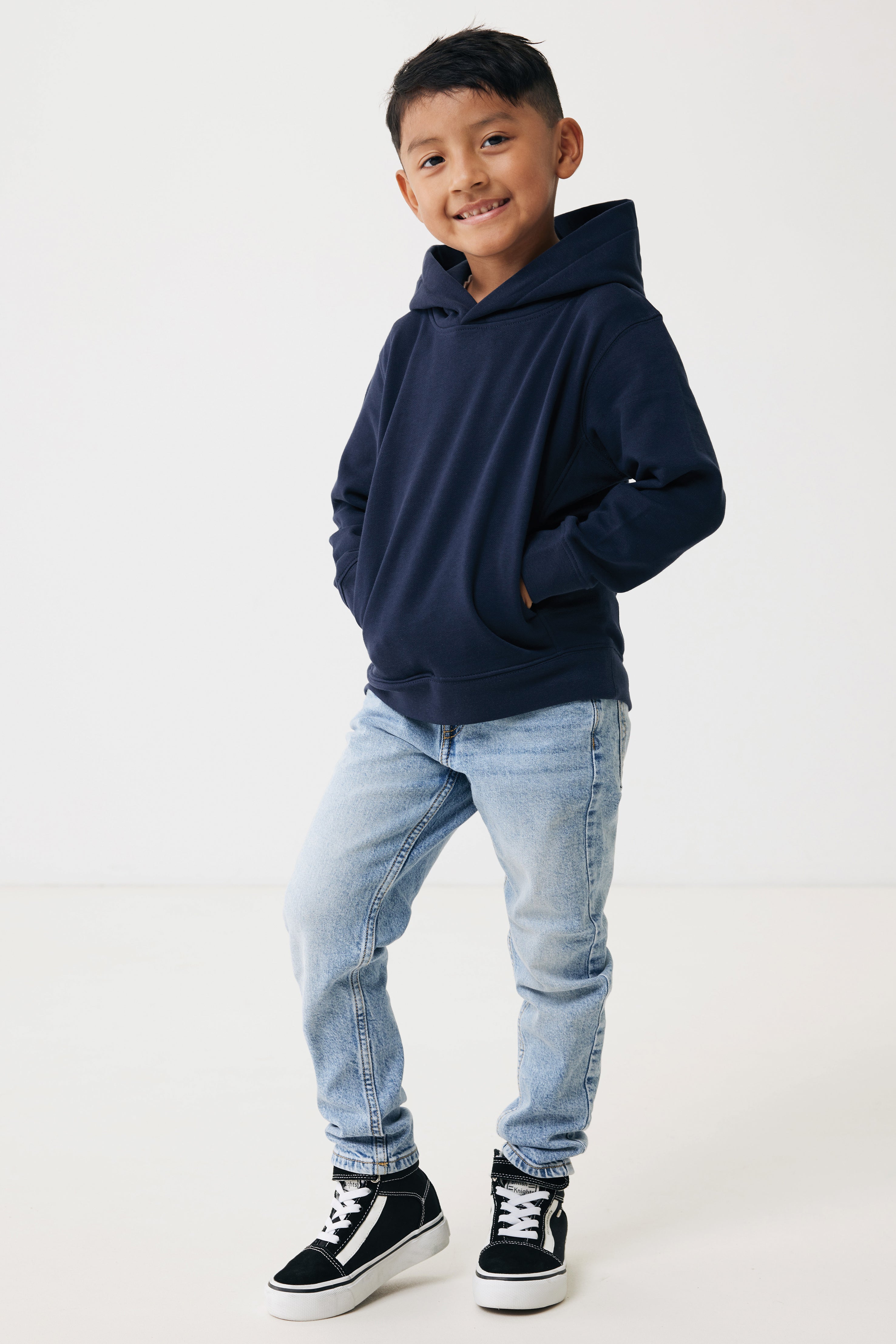 Sweatshirt de criança em algodão reciclado com bolsos laterais.