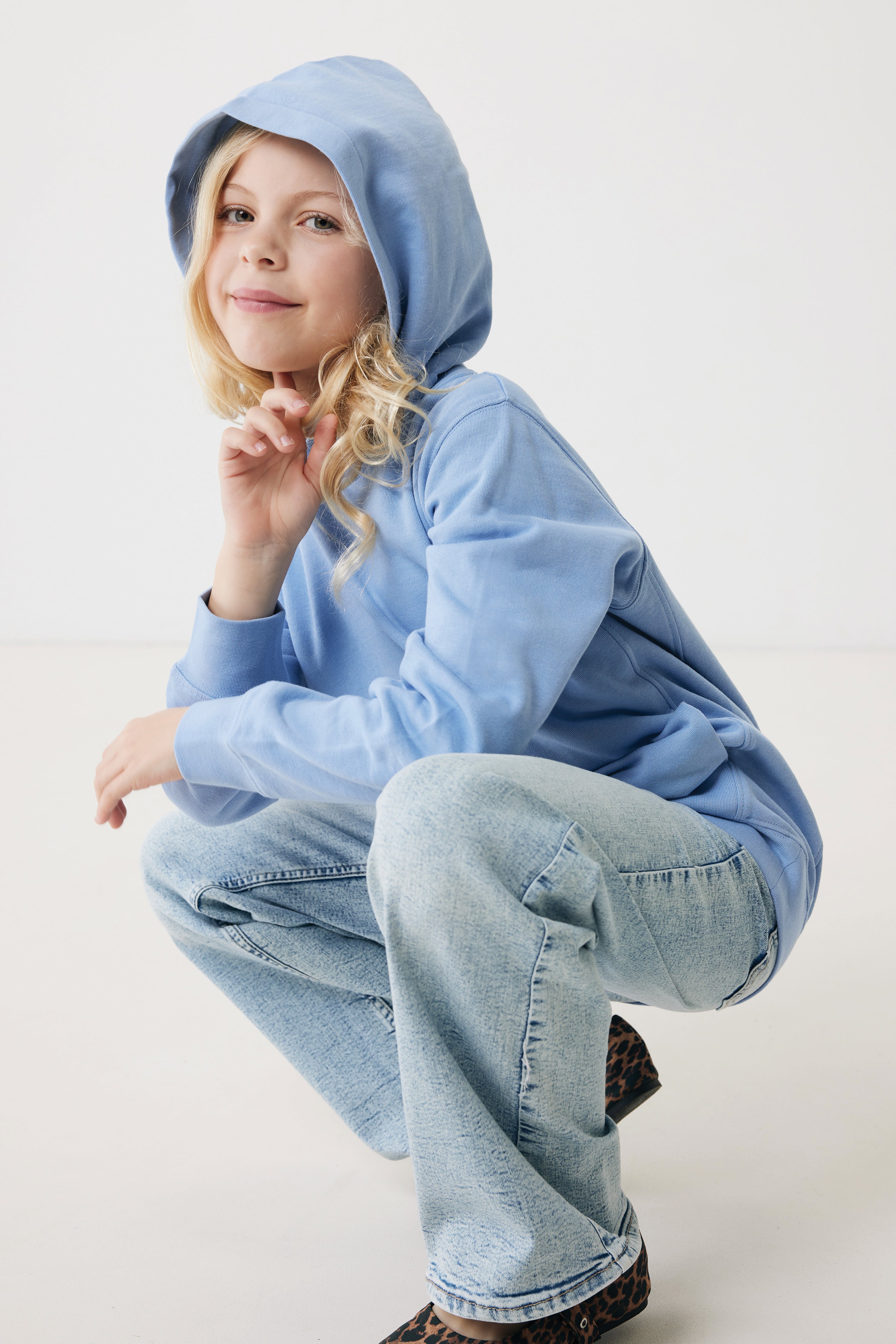 Sweatshirt de criança em algodão reciclado com bolsos laterais.