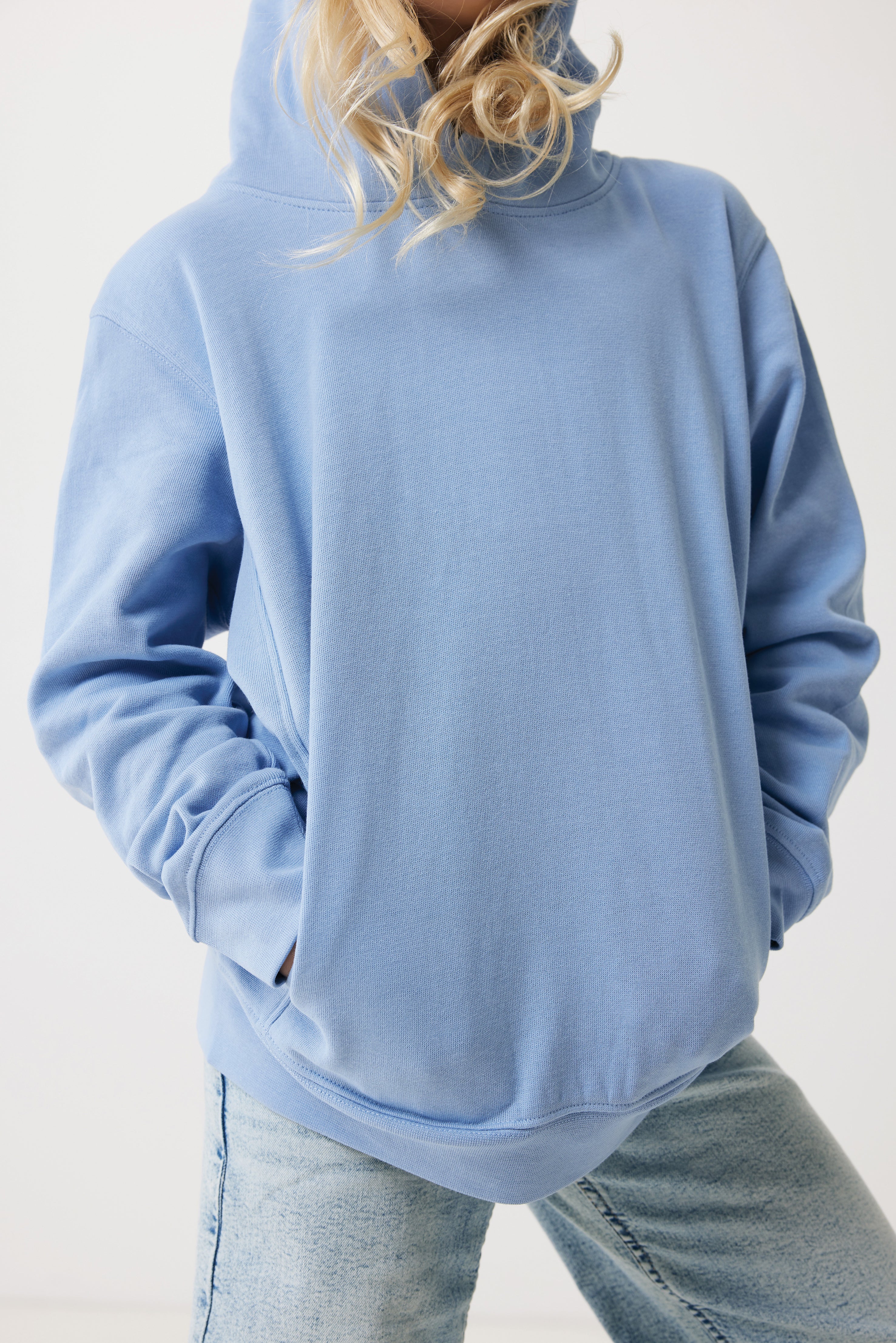 Sweatshirt de criança em algodão reciclado com bolsos laterais.
