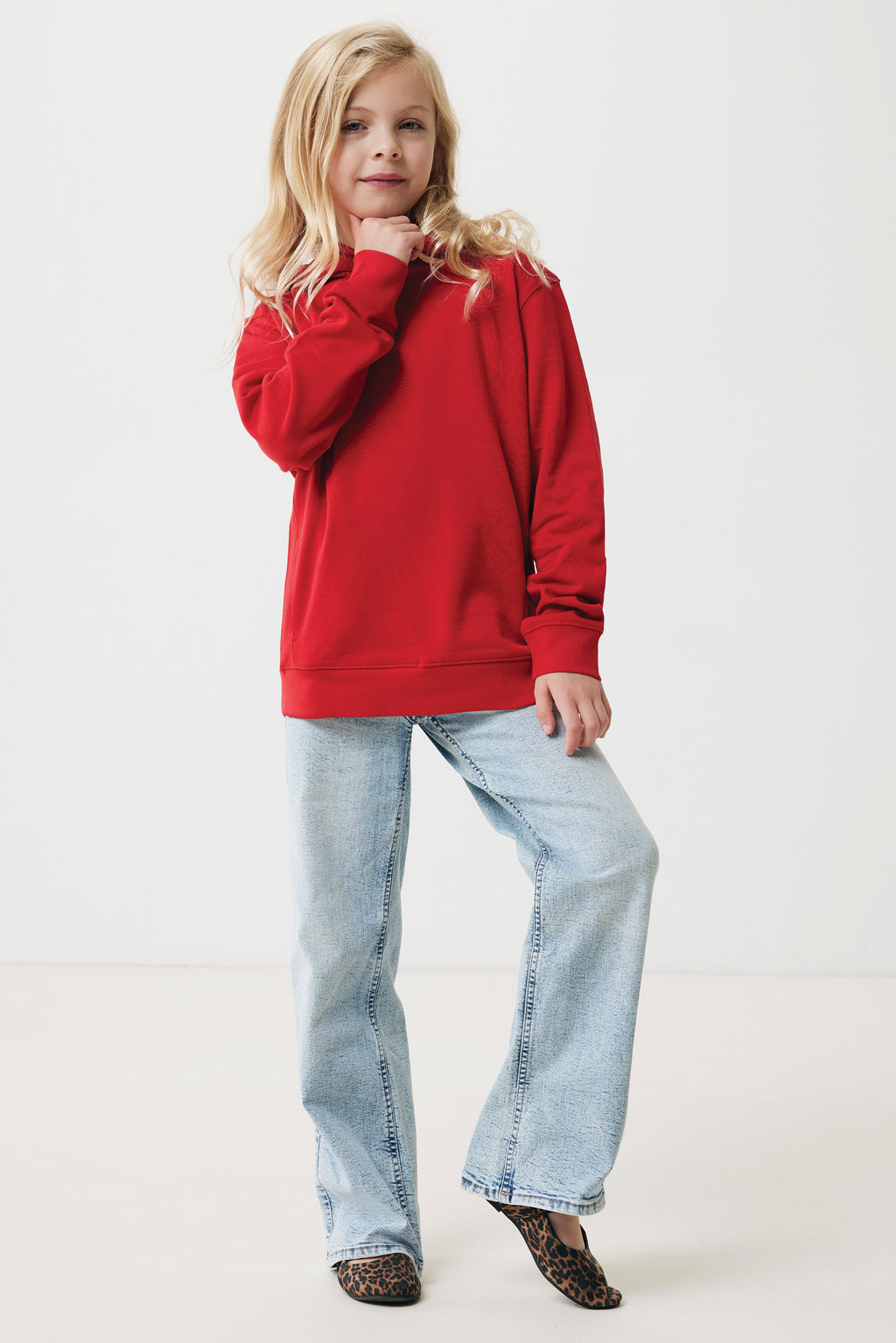 Sweatshirt de criança em algodão reciclado com bolsos laterais.