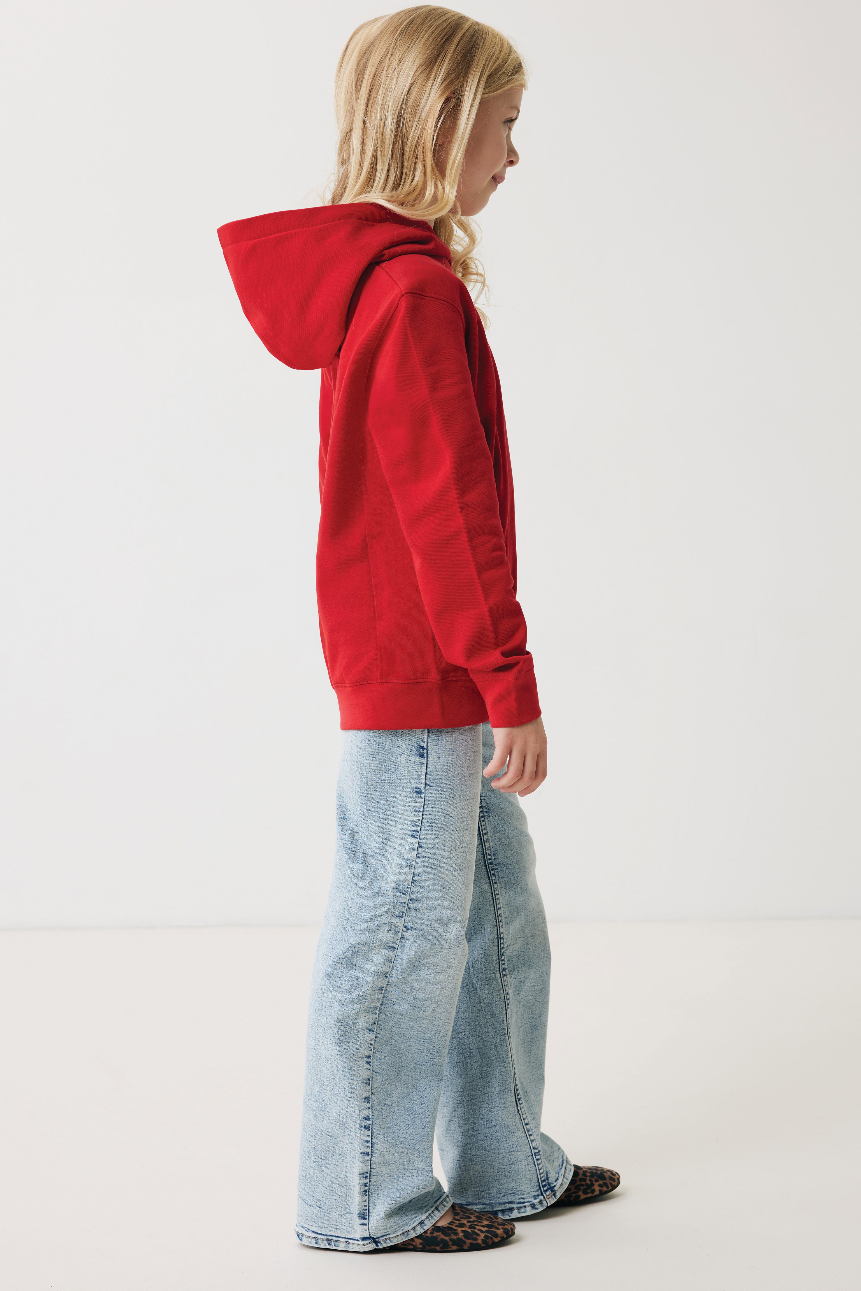Sweatshirt de criança em algodão reciclado com bolsos laterais.