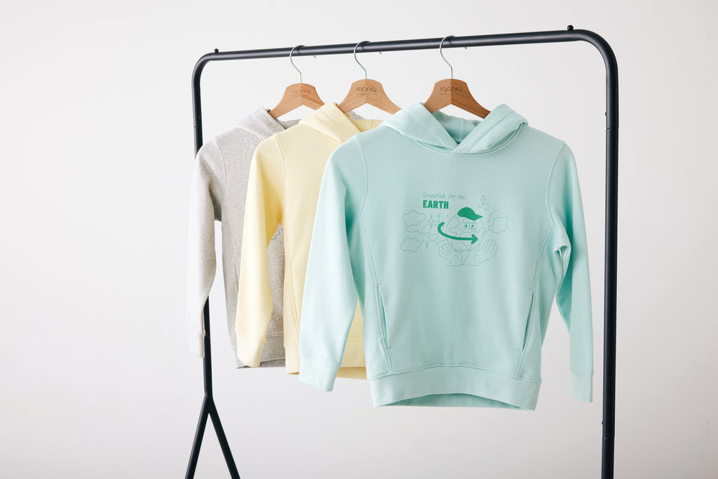 Sweatshirt de criança em algodão reciclado com bolsos laterais.