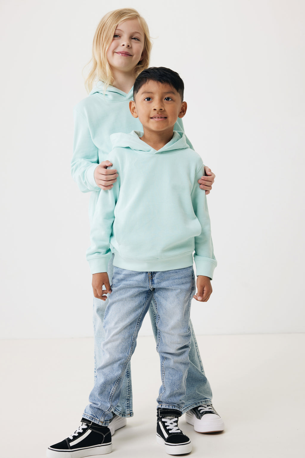 Sweatshirt de criança em algodão reciclado com bolsos laterais.