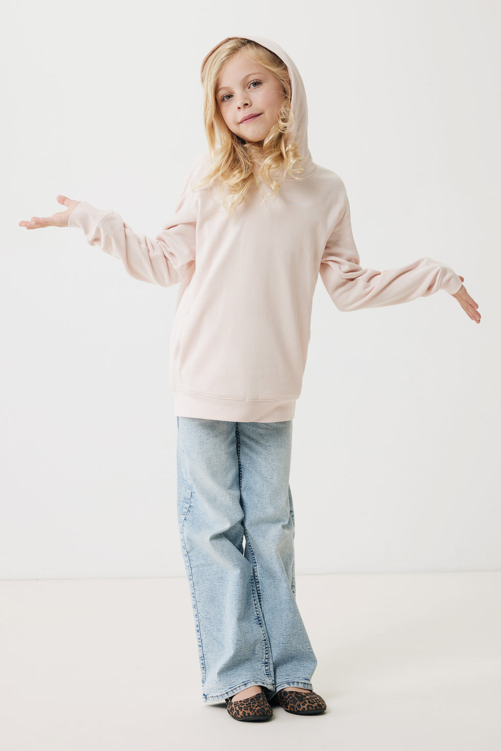 Sweatshirt de criança em algodão reciclado com bolsos laterais.