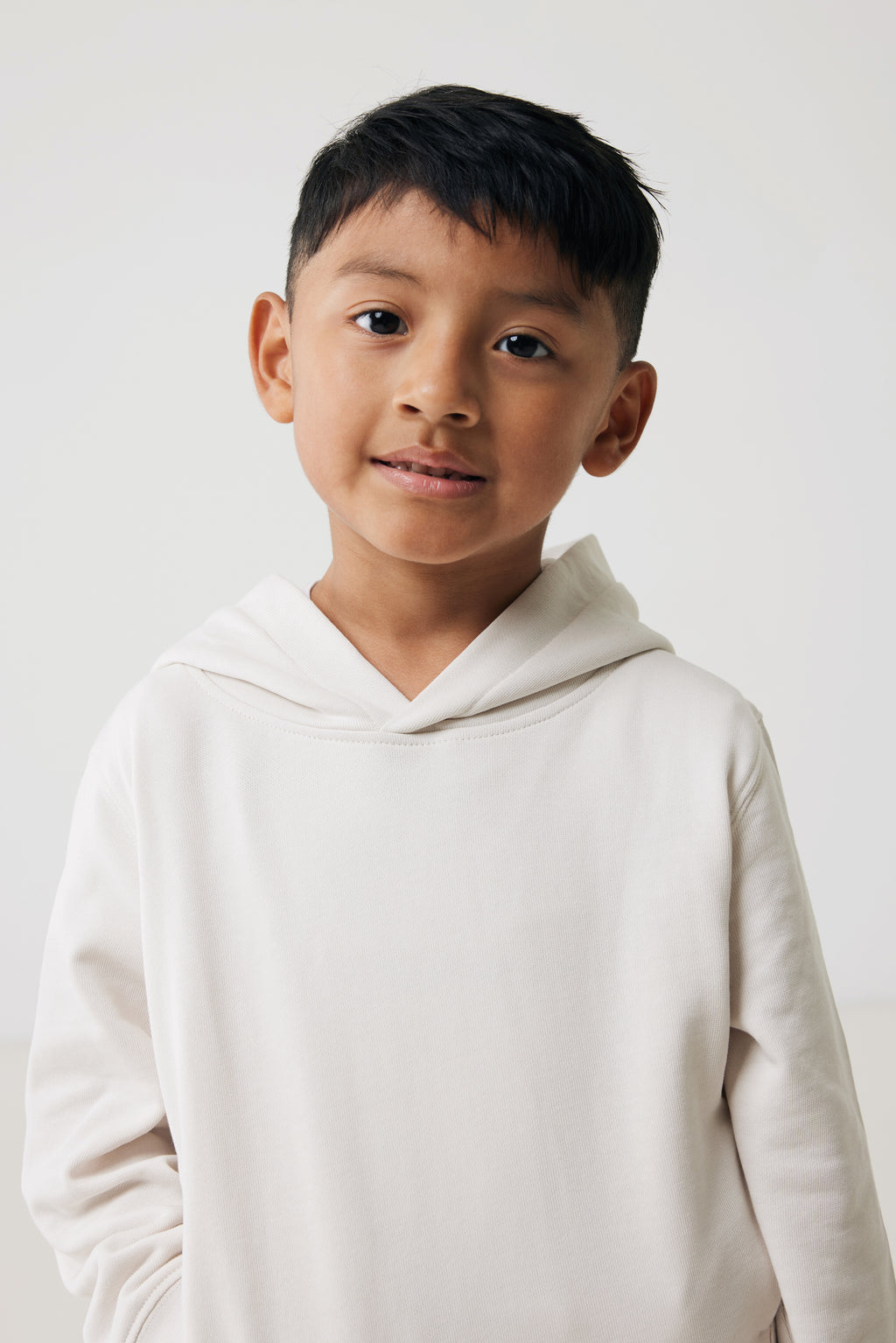 Sweatshirt de criança em algodão reciclado com bolsos laterais.
